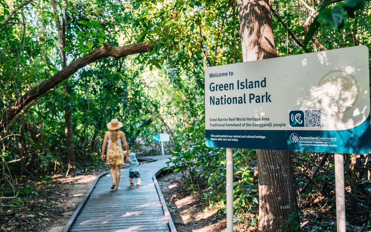 Um passadiço de madeira entre árvores numa ilha tropical em Queensland