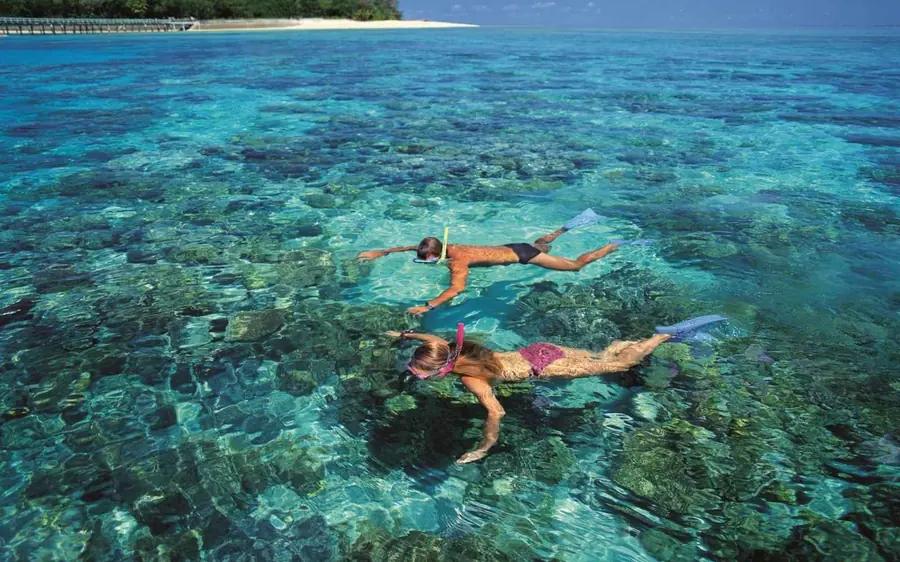 Cairns沖のGreen Islandへ向けて帆走するカタマラン