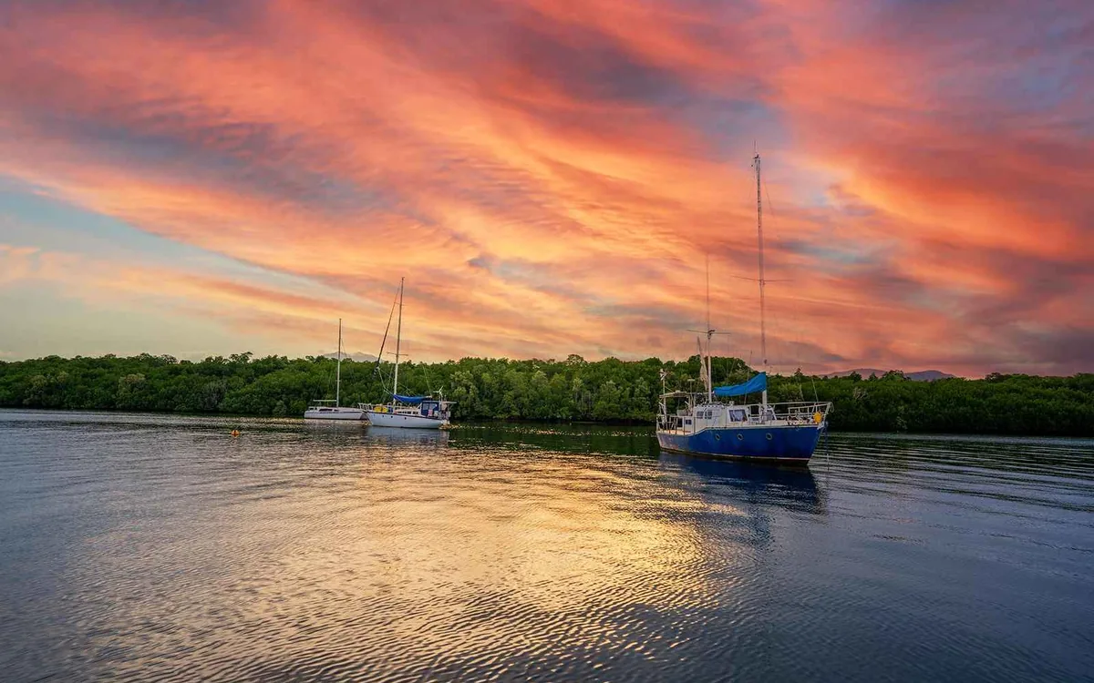 Coucher de soleil sur Trinity Inlet à Cairns vu depuis le pont d'un catamaran